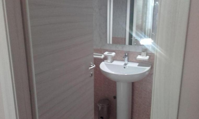 Hotel Elena 1 Self Check-In Парма Екстериор снимка